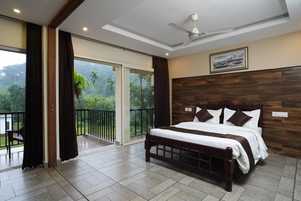 Munnar & Thekkady Hill Getaway — Kerala