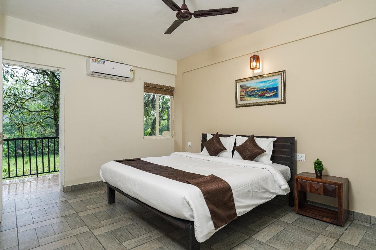 Group Dormitory — 8–12 Guests